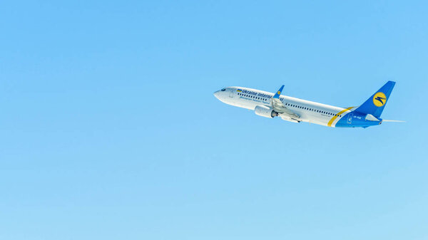 ПРАГА, ЧЕШСКАЯ РЕСПУБЛИКА - 23 марта 2018 года: Украинский международный Боинг 737-800. Синий изолированный фон
.