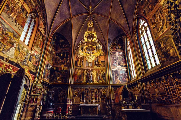 布拉格 捷克共和国 2018年3月23日 圣圣维特大教堂的哥特式建筑内部与温暖的发光窗口和烛台垂悬 墙上的油画 — 图库照片