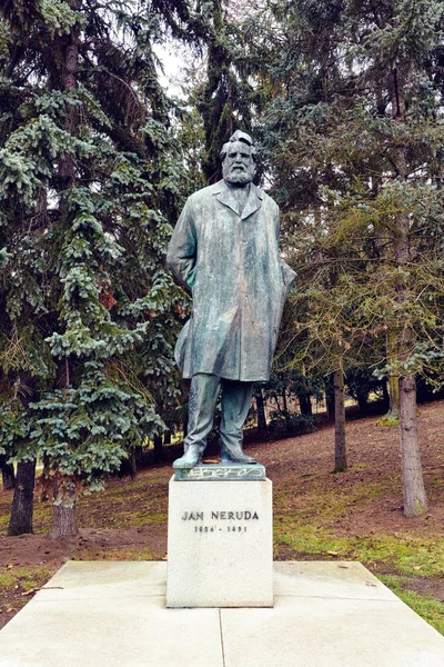 Prague, Çek Cumhuriyeti - 24 Mart 2018: Lesser Town kare bir Neruda heykeli. Zemin üzerine yeşil ağaçlar