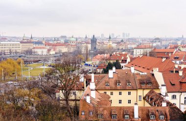 Bulutlu ve sisli gün hava görünümünü kil pot çatılar, Parklar, yollar ve köprüler ile Vltava Nehri. Negatif kopya alanı, metin için yer. Eski town, Prague, Çek Cumhuriyeti