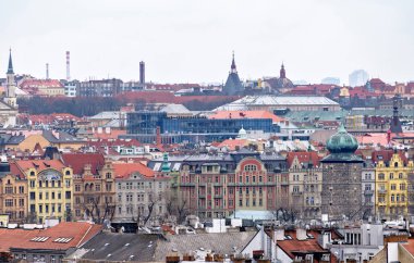 Bulutlu bir günde eski şehir binaları yukarıdan. Minyatür stili fotoğraf. Negatif kopya alanı, metin için yer. Prague, Çek Cumhuriyeti