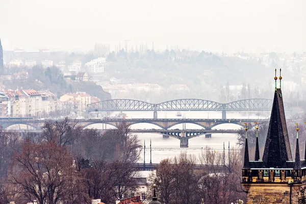 Zbliżenie Wielu Mostów Nad Wełtawą Dzień Pochmurny Mglisty Kopiować Ujemna — Zdjęcie stockowe