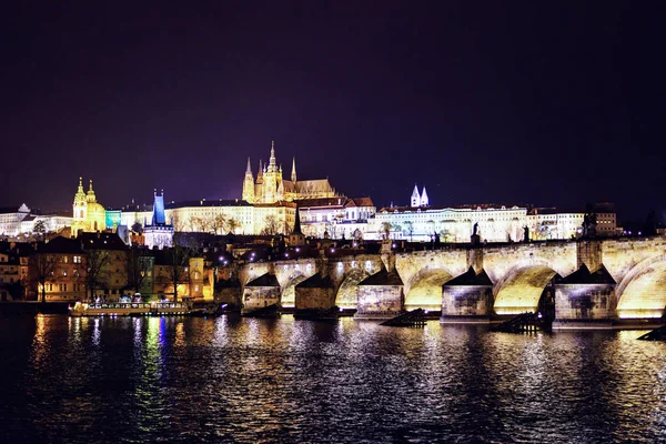 Castello Praga Ponte Carlo Notte Con Luci Che Brillano Riflettono — Foto Stock