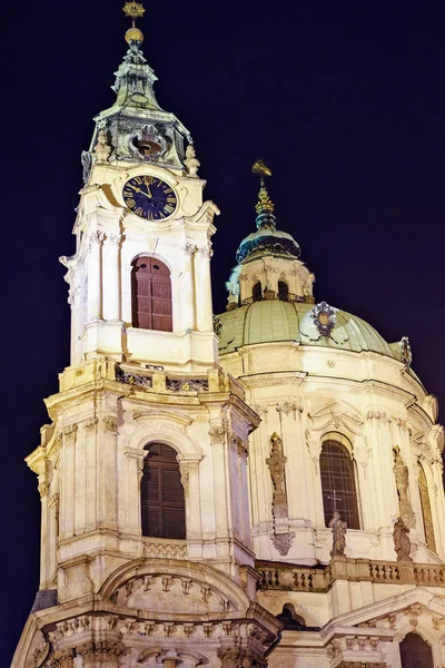 晚上在圣尼古拉斯教堂 建筑上有温暖的灯光 负拷贝空间 文本位置 布拉格 捷克共和国 — 图库照片