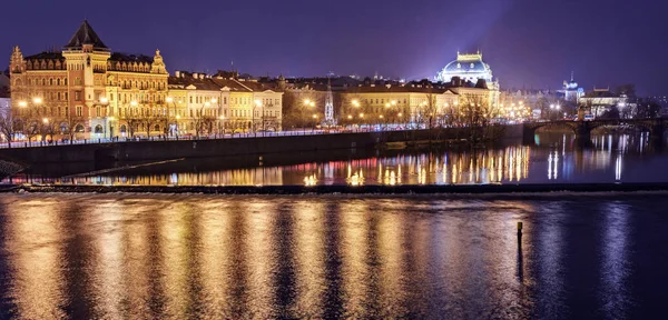 Prague Ville Avec Des Lumières Chaudes Rayonnant Sur Les Rues — Photo