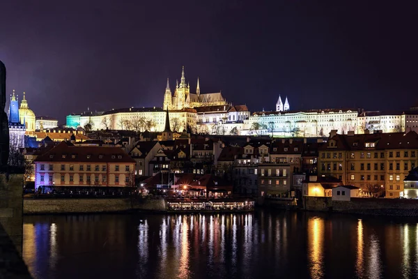 Castello Praga Notte Con Luci Che Brillano Riflettono Sull Acqua — Foto Stock