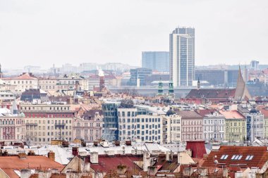 Bulutlu bir günde eski şehir binaları yukarıdan. Minyatür stili fotoğraf. Negatif kopya alanı, metin için yer. Prague, Çek Cumhuriyeti