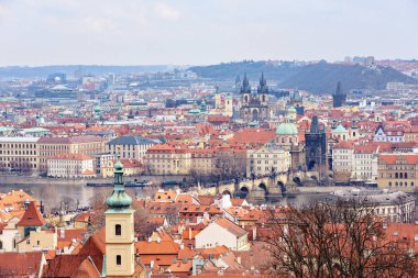Eski şehir bina ve ünlü kalede bulutlu bir günde yukarıdan. Minyatür stili fotoğraf. Negatif kopya alanı, metin için yer. Prague, Çek Cumhuriyeti
