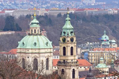 Yakından görmek için Aziz Nikolaos Kilisesi, kalenin bir parçası. Bulutlu gün. Negatif kopya alanı, metin için yer. Prague, Çek Cumhuriyeti