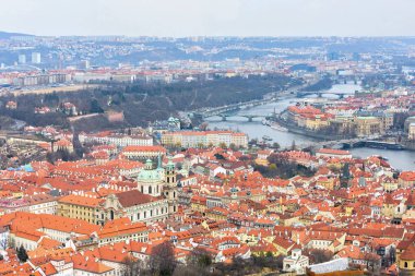 Bulutlu ve sisli gün hava görünümünü kil pot çatılar, Parklar, yollar ve köprüler ile Vltava Nehri. Gemi su üzerinde seyir. Negatif kopya alanı, metin için yer. Eski town, Prague, Çek Cumhuriyeti