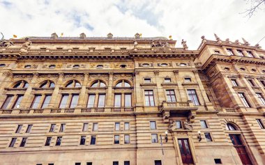 Ulusal Tiyatro parlak güneşli bir günde alttan. Bulutlar gökyüzü üzerinde. Windows üzerinde yansıtan ışık. Prague, Çek Cumhuriyeti