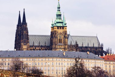 Yakından görmek için St. Vitus Katedrali, kalenin bir parçası. Bulutlu gün. Negatif kopya alanı, metin için yer. Prague, Çek Cumhuriyeti