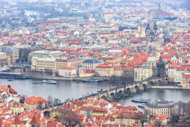 Bulutlu ve sisli gün hava görünümünü kil pot çatılar, Parklar, yollar ve köprüler ile Vltava Nehri. Gemi su üzerinde seyir. Negatif kopya alanı, metin için yer. Eski town, Prague, Çek Cumhuriyeti