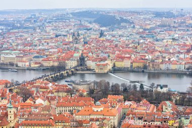 Bulutlu ve sisli gün hava görünümünü kil pot çatılar, Parklar, yollar ve köprüler ile Vltava Nehri. Gemi su üzerinde seyir. Negatif kopya alanı, metin için yer. Eski town, Prague, Çek Cumhuriyeti