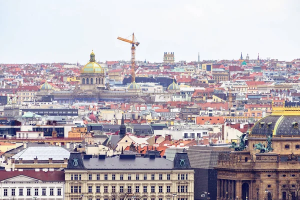 Bulutlu bir günde eski şehir binaları yukarıdan. Minyatür stili fotoğraf. Negatif kopya alanı, metin için yer. Prague, Çek Cumhuriyeti