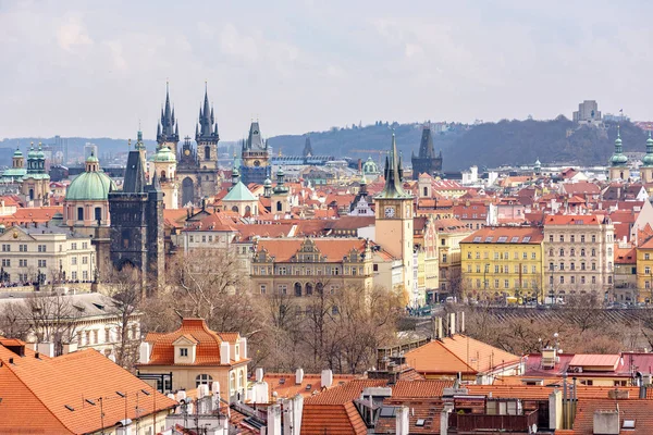 Eski şehir bina ve ünlü kalede bulutlu bir günde yukarıdan. Minyatür stili fotoğraf. Negatif kopya alanı, metin için yer. Prague, Çek Cumhuriyeti
