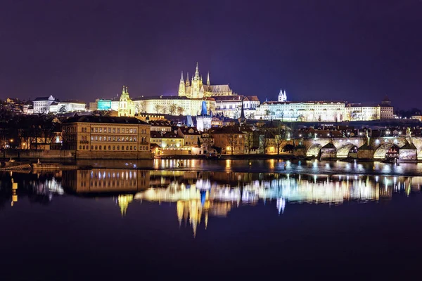 Castello Praga Ponte Carlo Notte Con Luci Che Brillano Riflettono — Foto Stock