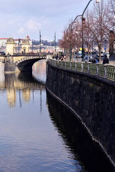 Moldau Karlsbrücke Und Berühmte Burg Menschen Die Auf Dem Bürgersteig — Stockfoto