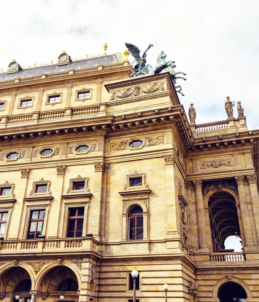 Nationaltheater Von Unten Einem Strahlend Sonnigen Tag Wolken Himmel Licht — Stockfoto