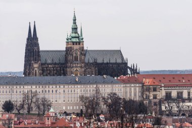 Yakın çekim dramatik görünüm ' St. Vitus Katedrali, kalenin bir parçası. Bulutlu gün. Negatif kopya alanı, metin için yer. Prague, Çek Cumhuriyeti