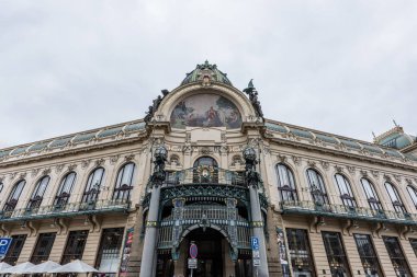 Prague, Çek Cumhuriyeti - 24 Mart 2018: bulutlu ve yağmurlu bir gün belediye evinde. Altın abartı, vitray ve heykeller. Negatif kopya alanı, metin için yer