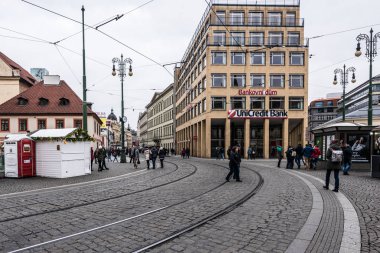 Prague, Çek Cumhuriyeti - 24 Mart 2018: bulutlu ve yağmurlu bir gün içinde şehrin sokaklarında. Tramvay parça ve yerel yerler keşfetmek insanlar. Otel ve arka plan üzerinde barok binalar.