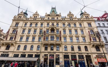 Prague, Çek Cumhuriyeti - 24 Mart 2018: eski Gotik binalar ile Restoran ve casino birinci katta. Yürüyüş ve keşfetmek yerel yerlerinden insanlar. Tramvay hattı kabloları yukarıdaki