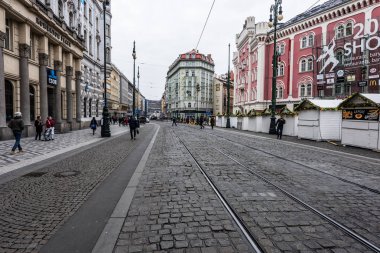 Prague, Çek Cumhuriyeti - 24 Mart 2018: bulutlu ve yağmurlu bir gün içinde şehrin sokaklarında. Tramvay parça ve yerel yerler keşfetmek insanlar. Otel ve arka plan üzerinde barok binalar.