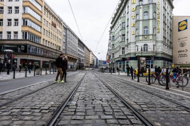 Prague, Çek Cumhuriyeti - 24 Mart 2018: bulutlu ve yağmurlu bir gün içinde şehrin sokaklarında. Tramvay parça ve yerel yerler keşfetmek insanlar. Otel ve arka plan üzerinde barok binalar.