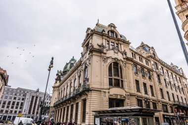 Prague, Çek Cumhuriyeti - 24 Mart 2018: bulutlu ve yağmurlu bir gün belediye evinde. Altın abartı, vitray ve heykeller. İnsanlar yerel yerler keşfetmek. Negatif kopya alanı, metin için yer