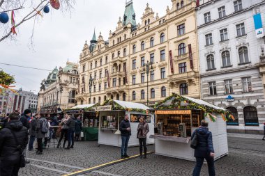 Prague, Çek Cumhuriyeti - 24 Mart 2018: bulutlu ve yağmurlu bir gün içinde şehrin sokaklarında. İnsanlar, mulled şarap içme ve Paskalya yemek tezgahları. Otel ve arka plan üzerinde barok binalar.