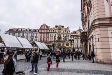 Prague, Çek Cumhuriyeti - 24 Mart 2018: bulutlu ve yağmurlu bir gün içinde şehrin sokaklarında. İnsanlar şehir merkezinde yerel Paskalya ahırda keşfetmek. Otel ve arka plan üzerinde barok binalar.