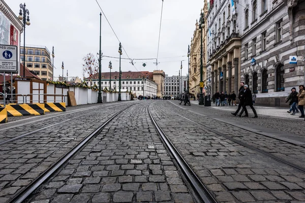 Prague, Çek Cumhuriyeti - 24 Mart 2018: bulutlu ve yağmurlu bir gün içinde şehrin sokaklarında. Tramvay parça ve yerel yerler keşfetmek insanlar. Otel ve arka plan üzerinde barok binalar.