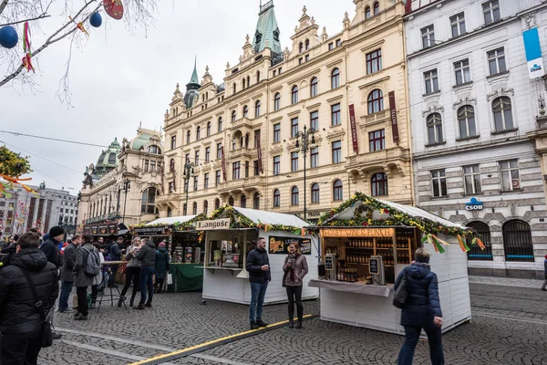 Prague, Çek Cumhuriyeti - 24 Mart 2018: bulutlu ve yağmurlu bir gün içinde şehrin sokaklarında. İnsanlar, mulled şarap içme ve Paskalya yemek tezgahları. Otel ve arka plan üzerinde barok binalar.