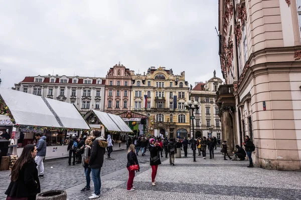 Prague, Çek Cumhuriyeti - 24 Mart 2018: bulutlu ve yağmurlu bir gün içinde şehrin sokaklarında. İnsanlar şehir merkezinde yerel Paskalya ahırda keşfetmek. Otel ve arka plan üzerinde barok binalar.