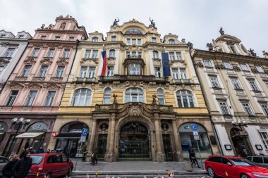 Prague, Çek Cumhuriyeti - 24 Mart 2018: eski Gotik binalar ile Restoran ve dükkanlar birinci katta. Yürüyüş ve keşfetmek yerel yerlerinden insanlar. Yanında park edilmiş arabalar