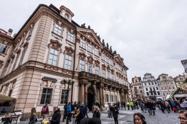 Prague, Çek Cumhuriyeti - 24 Mart 2018: National Gallery yağmurlu ve bulutlu bir gün içinde alttan. Negatif kopya alanı, metin için yer. Meydanı'nda yürüyüş ve yerel yerler keşfetmek turist.