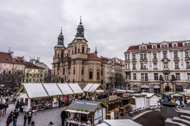 Prague, Çek Cumhuriyeti - 24 Mart 2018: bulutlu ve yağmurlu bir gün belediye evinde. Jan Hus memorial yakınındaki yerel yerler keşfetmek insanlar. Negatif kopya alanı, metin için yer