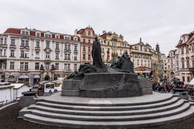 Prague, Çek Cumhuriyeti - 24 Mart 2018: heykel ve Jan Hus Anıtı geniş açıdan. Bulutlu ve yağmurlu bir gün. Dramatik renkler. Arka plan üzerinde yerel yerler keşfetmek turist.