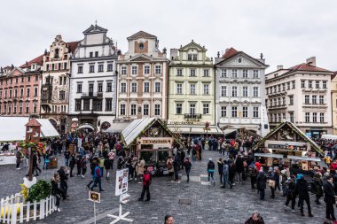 Prague, Çek Cumhuriyeti - 24 Mart 2018: eski kasaba meydanında Paskalya tatili. Bulutlu ve yağmurlu bir gün. Turistler yerel tezgahları keşfetmek. Negatif kopya alanı, metin için yer