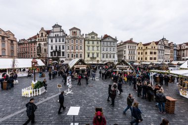 Prague, Çek Cumhuriyeti - 24 Mart 2018: eski kasaba meydanında Paskalya tatili. Bulutlu ve yağmurlu bir gün. Turistler yerel tezgahları keşfetmek. Negatif kopya alanı, metin için yer