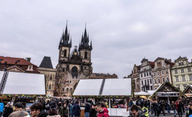 Prague, Çek Cumhuriyeti - 24 Mart 2018: kilise Our Lady Tyn tarihi kent Meydanı'nda önce. Turistler yerel tezgahları ve yerler keşfetmek. Dramatik renkler. Bulutlu ve yağmurlu bir gün