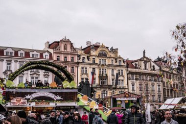 Prague, Çek Cumhuriyeti - 24 Mart 2018: eski kasaba meydanında Paskalya tatili. Bulutlu ve yağmurlu bir gün. Turistler yerel tezgahları keşfetmek. Negatif kopya alanı, metin için yer
