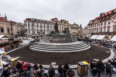 Prague, Çek Cumhuriyeti - 24 Mart 2018: heykel ve Jan Hus Anıtı geniş açıdan. Bulutlu ve yağmurlu bir gün. Dramatik renkler. Arka plan üzerinde yerel yerler keşfetmek turist.