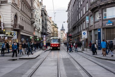Prague, Çek Cumhuriyeti - 24 Mart 2018: bulutlu ve yağmurlu bir gün içinde şehrin sokaklarında. Parça ve yerel yerler keşfetmek insanlar üzerinde sürme tramvay. Otel ve arka plan üzerinde barok binalar.