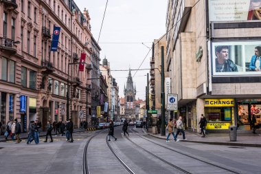 Prague, Çek Cumhuriyeti - 24 Mart 2018: bulutlu ve yağmurlu bir gün içinde şehrin sokaklarında. Tramvay parça ve yerel yerler keşfetmek insanlar. Otel ve arka plan üzerinde barok binalar.