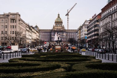 Prague, Çek Cumhuriyeti - 24 Mart 2018: Wenceslas Meydanı'na gün batımında dramatik renklerde. İnsanlar sokaklarda yürürken, insanlar. Negatif kopya alanı, metin için yer. Arka plan üzerinde Ulusal Musem