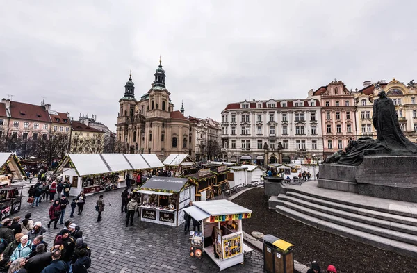 Prague, Çek Cumhuriyeti - 24 Mart 2018: gıda ve Hediyelik eşya tezgahları Jan Hus memorial geniş perspektifte yakınındaki. Dramatik renkler. Yerel simge ve Belediye Binası arka plan üzerinde keşfetmek turist