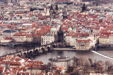 Kil çatılar, yollar ve Vltava Nehri Köprüsü turist, tam ile bulutlu ve sisli gün hava görünümüne. Gemi su üzerinde seyir. Negatif kopya alanı, metin için yer. Eski town, Prague, Çek Cumhuriyeti