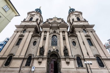 Aziz Nikolaos Kilisesi bulutlu ve yağmurlu bir gün içinde alttan. Dramatik renkler. Negatif kopya alanı, metin için yer. Prague, Çek Cumhuriyeti